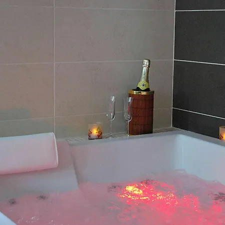 Casa de hóspedes Le Clos Des Tilleuls D Day Home, D'hôtes, Avec Sauna Privatif, Avec Balnéothérapie Privative, En Supplément Option Bain à Remous 3*