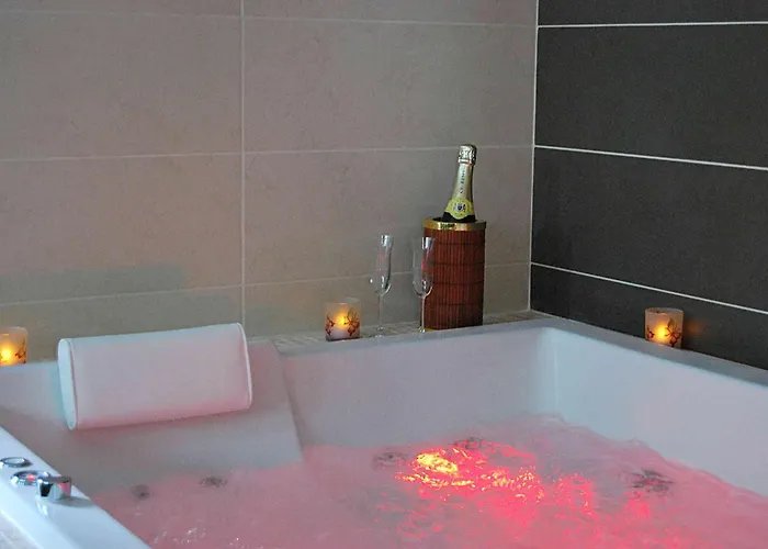 Maison d'hôtes Le Clos Des Tilleuls D Day Home, D'hôtes, Avec Sauna Privatif, Avec Balnéothérapie Privative, En Supplément Option Bain à Remous 3*